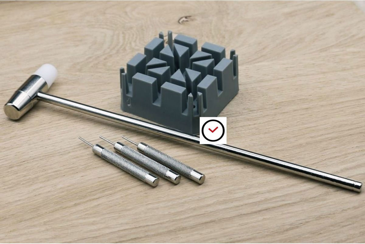 Link pin remover kit to shorten steel watch straps (metal bands)